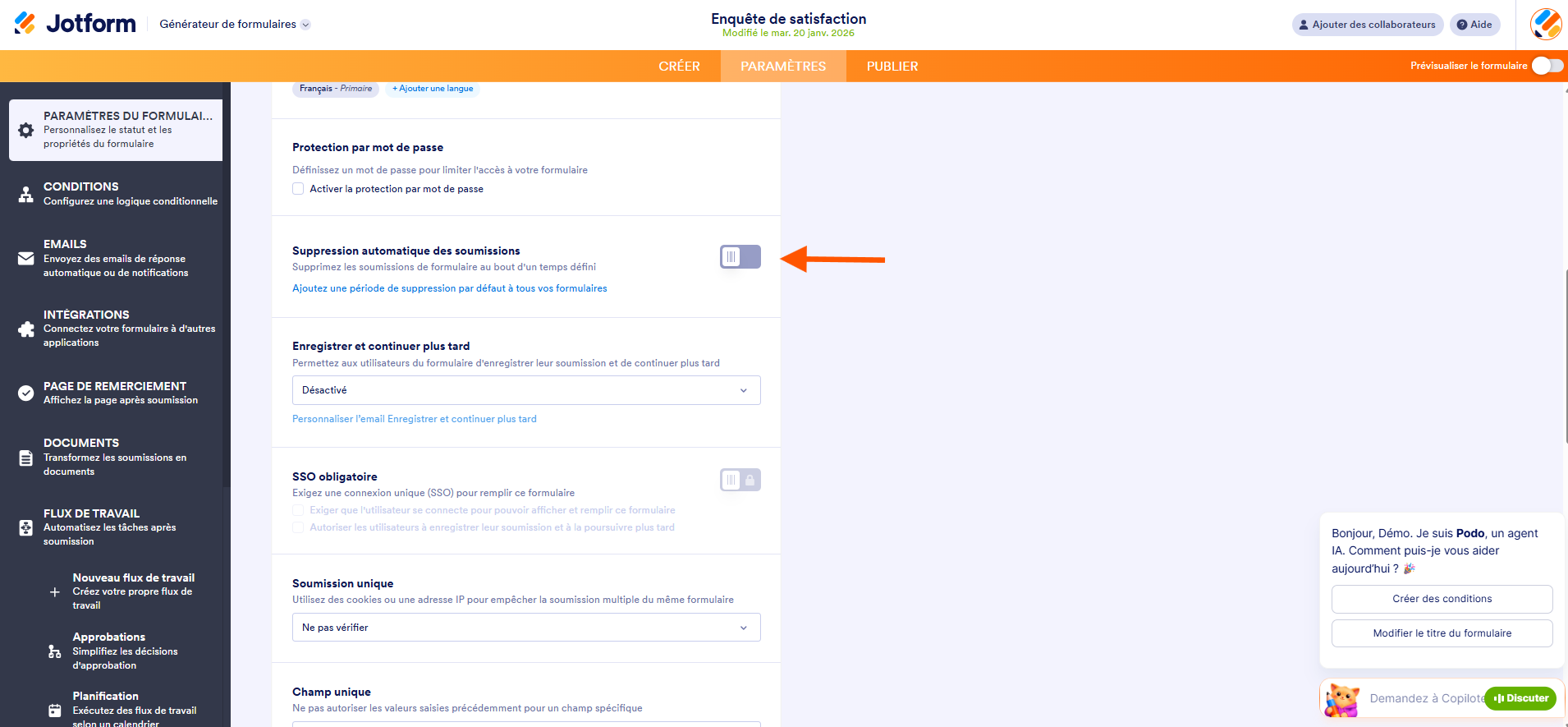 Capture d'écran de la page de l'onglet Paramètres d'un formulaire Jotform avec une flèche pointant vers le bouton Suppression automatique des soumissions