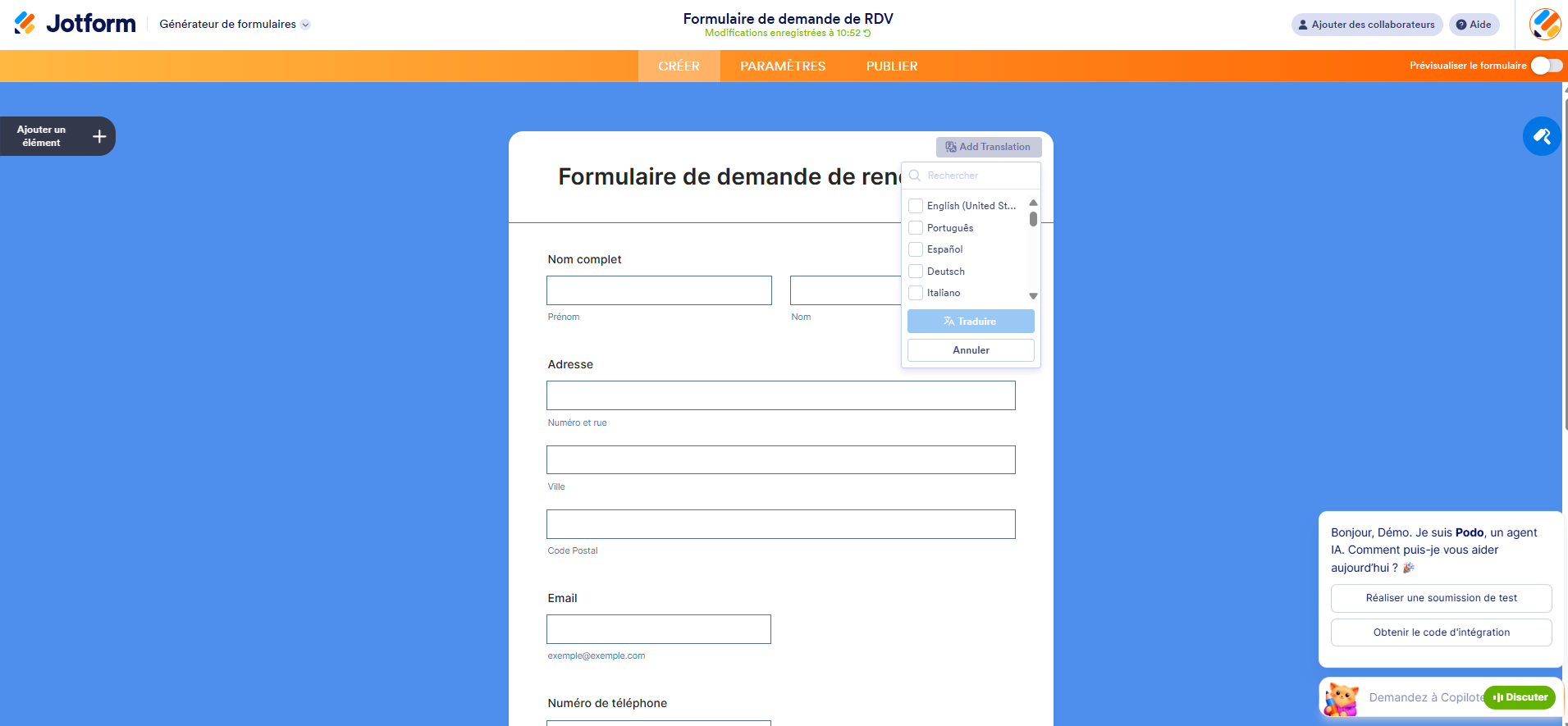 Capture d'écran d'un formulaire dans le générateur de formulaire Jotform avec Traduire qui apparaît en haut à droite de la page du formulaire et le sélecteur de langues