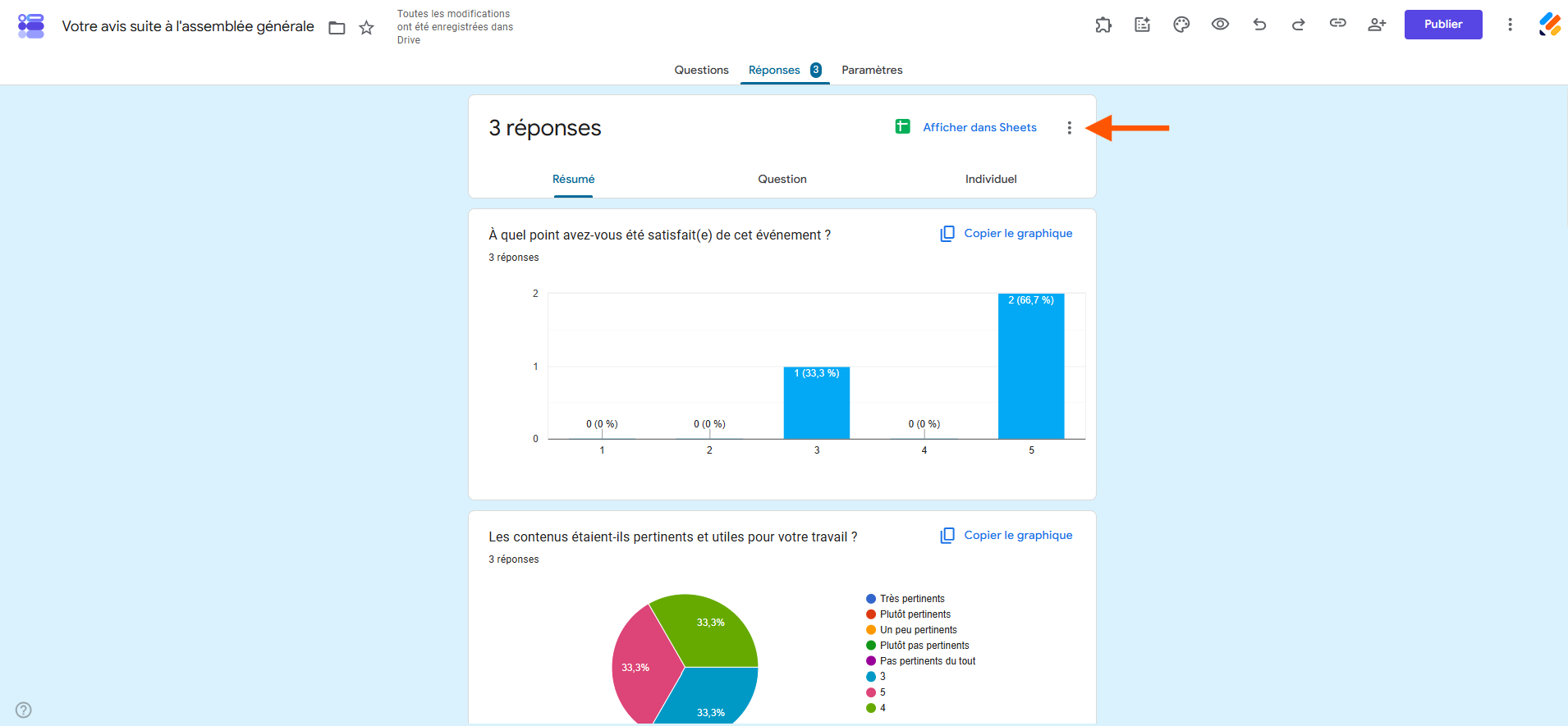 Capture d'écran d'un formulaire Google Forms avec une flèche pointant vers les trois points dans la première section