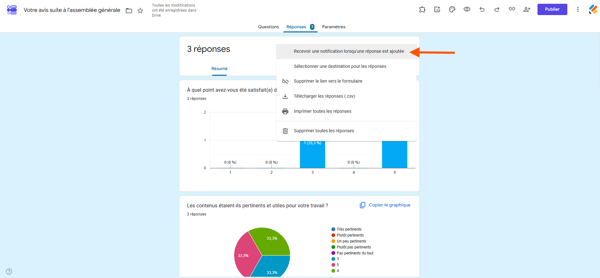 Capture d'écran d'un formulaire Google Forms avec une flèche pointant vers Recevoir des notifications par email