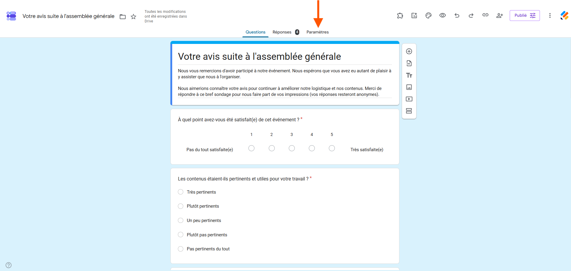 Capture d'écran d'un formulaire Google Forms avec une flèche pointant vers Paramètres