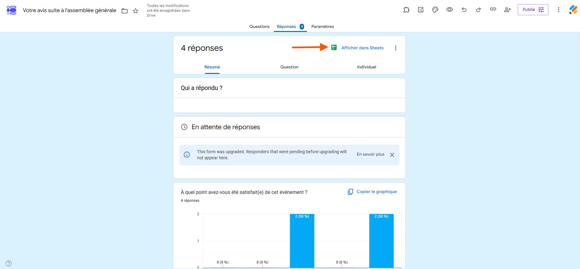Capture d'écran de l'onglet Réponses dans Google Forms avec une flèche pointant vers Afficher dans Sheets