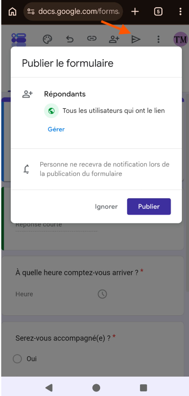 Capture d'écran du formulaire Google Forms sur téléphone avec une flèche vers l'icône Publier et la fenêtre Publier le formulaire ouverte