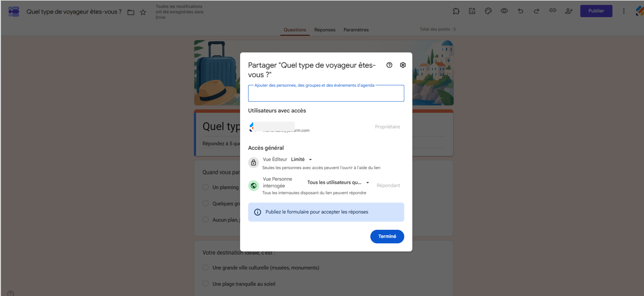 Capture d'écran d'un quiz dans Google Forms avec la fenêtre modale Partager ouverte qui montre les droits d'accès au quiz