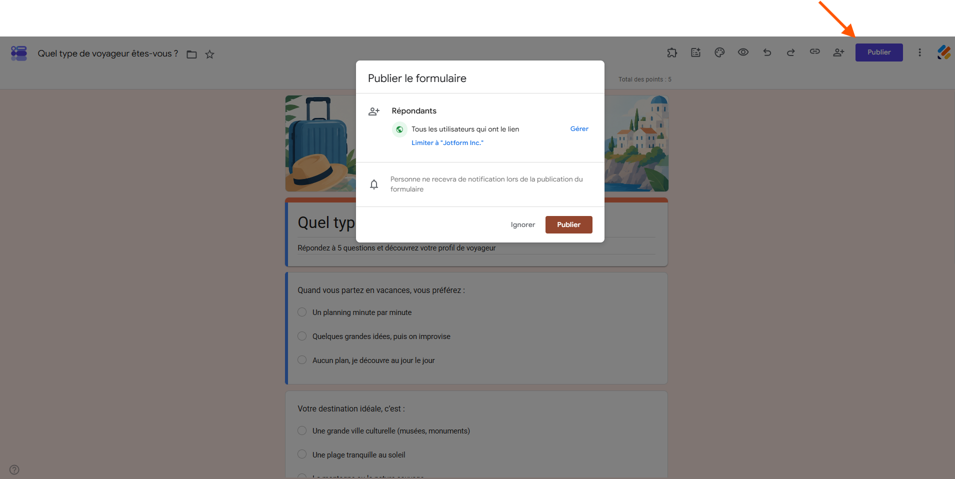 Capture d'écran du quiz dans Google Forms avec une flèche pointant vers le bouton Publier et la fenêtre modale Publier le formulaire ouverte