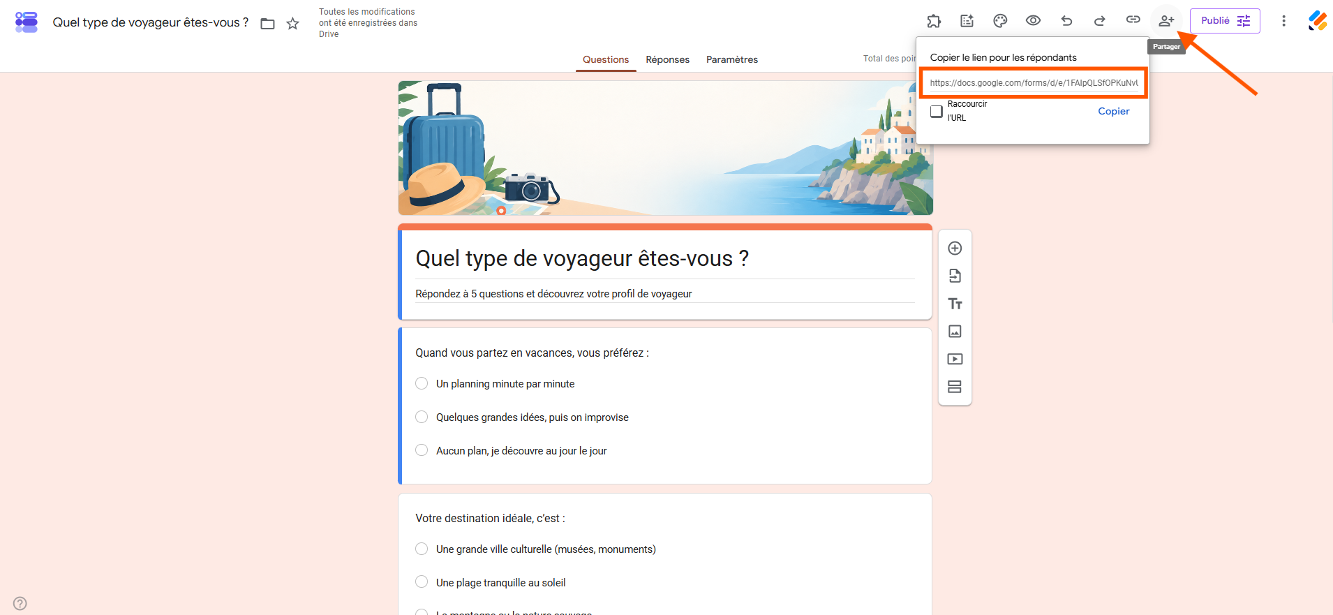 Capture d'écran du quizz publié dans Google Forms avec une flèche pointant vers le bouton Partager et un encadré autour du lien du formulaire