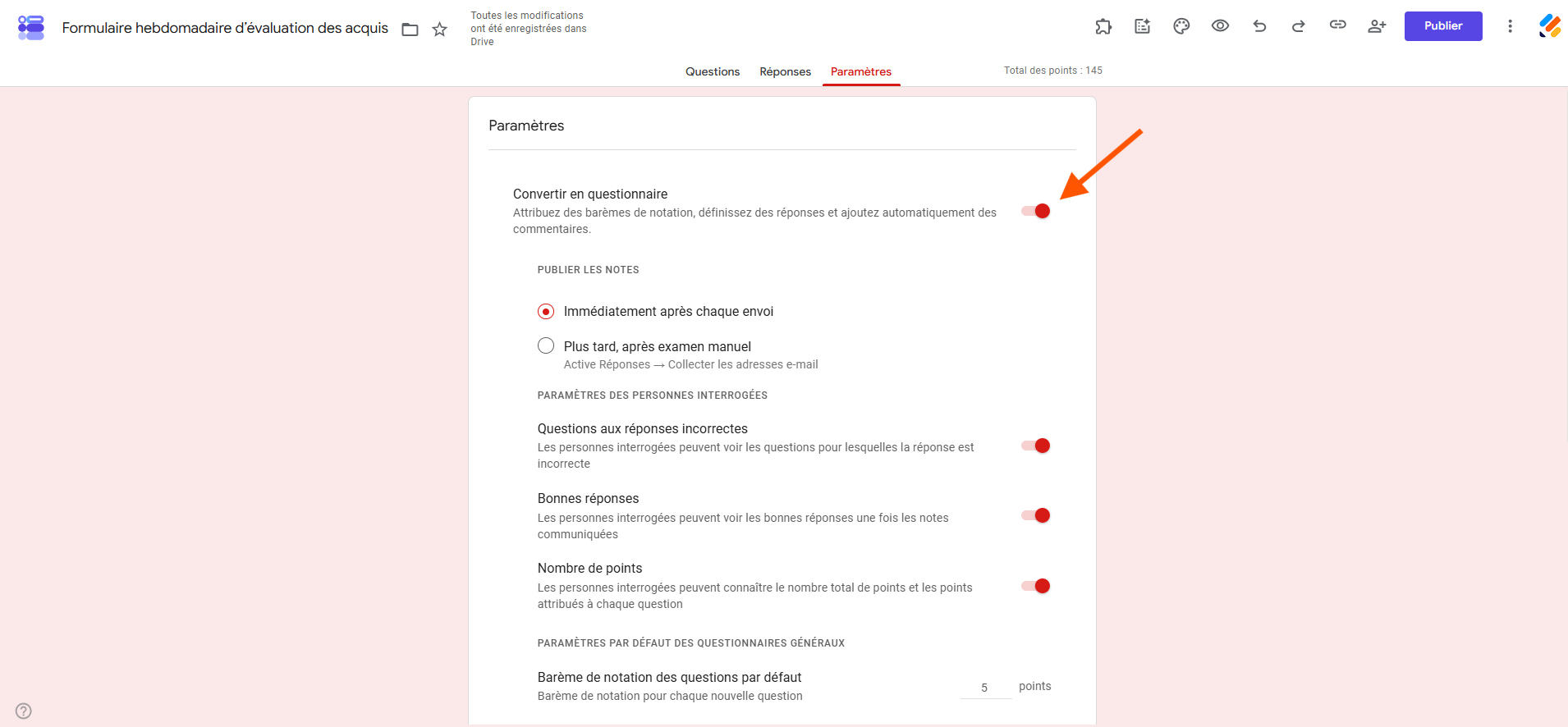 Capture d'écran de l'onglet Paramètres d'un formulaire d'évaluation Google Forms avec une flèche vers Convertir en questionnaire