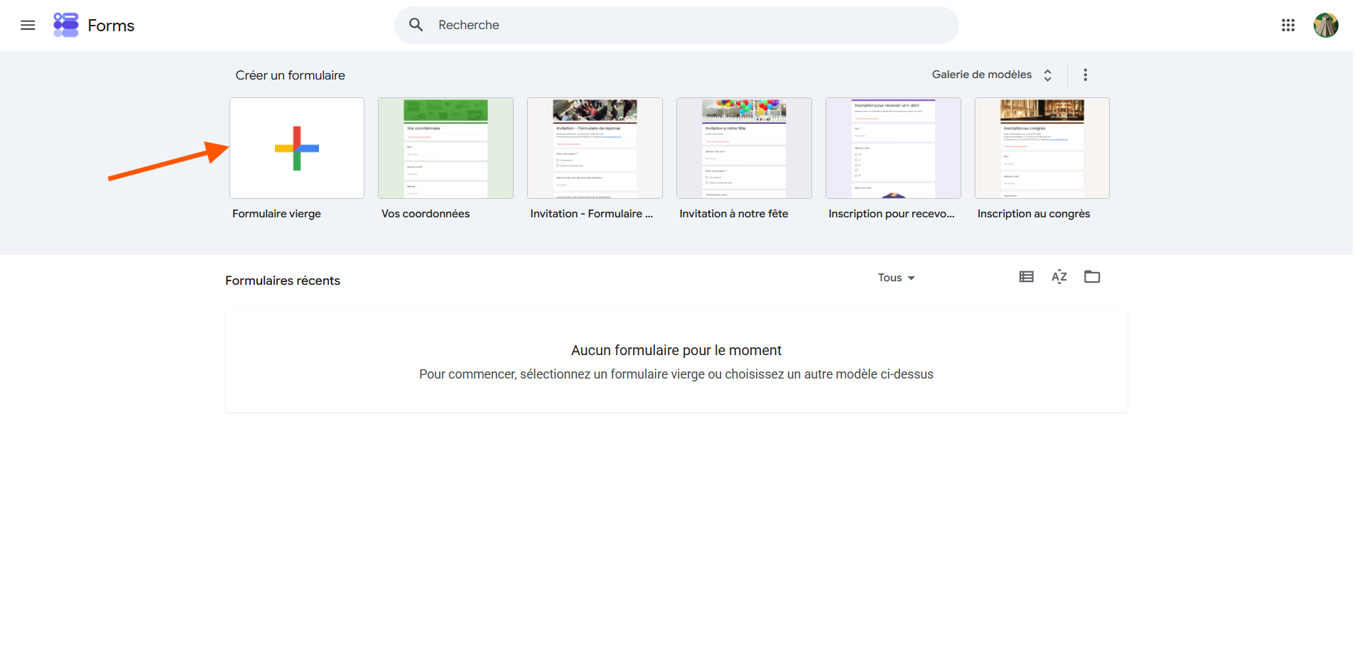 Capture d'écran de l'interface de création d'un formulaire dans Google Forms avec une flèche pointant vers Formulaire vierge