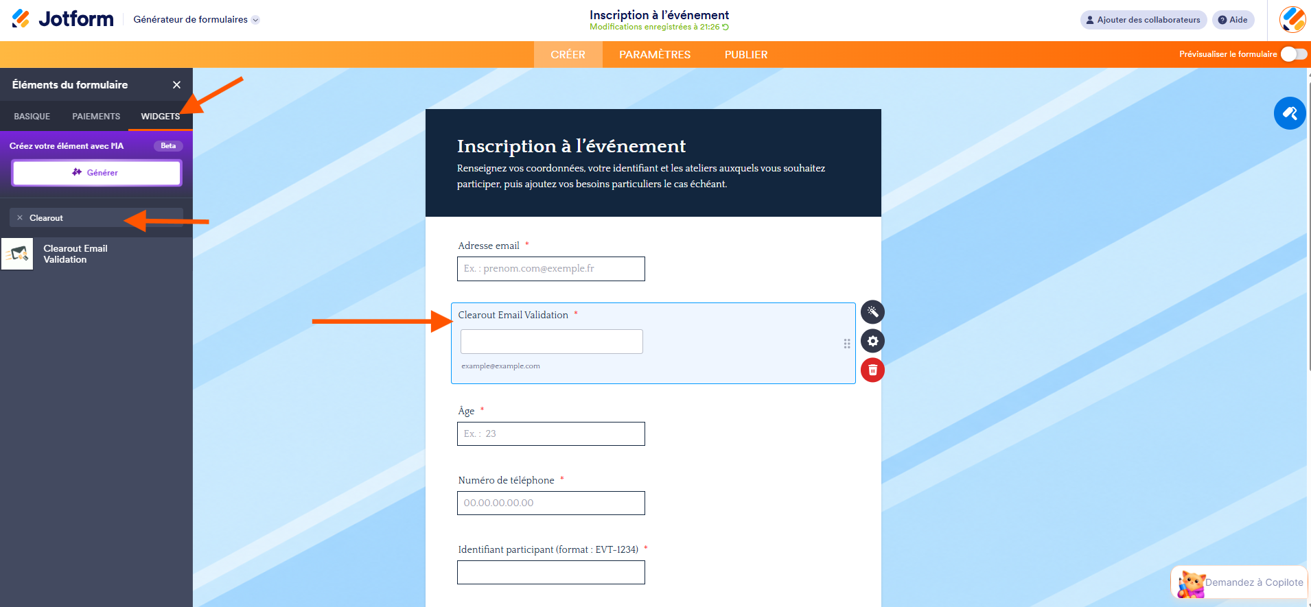 Capture d'écran du formulaire dans Jotform avec une flèche vers widget dans le volet Éléments du formulaire à gauche, une autre vers Clearout et une troisième vers le widget ajouté dans le formulaire