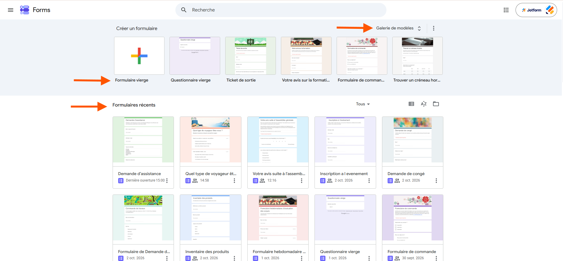 Capture d'écran de la page de création de formulaires de Google Forms avec une flèche vers Galerie de modèles, une autre vers Formulaire vierge, une troisième vers Formulaires récents
