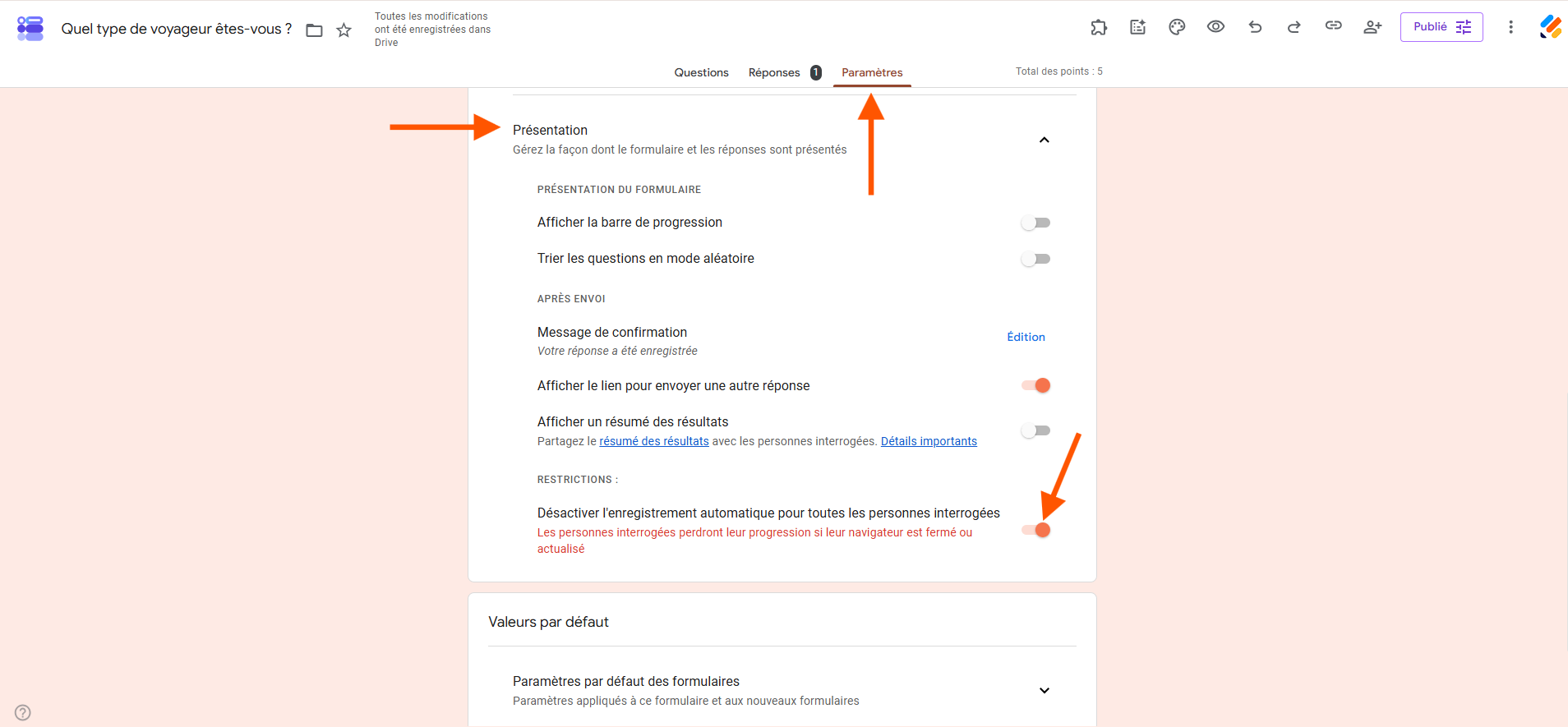 Capture d'écran d'un formulaire dans Google Form avec une flèche vers l'onglet Paramètres, une autre vers Présentation et une troisième vers le bouton Désactiver l’enregistrement automatique pour tous les répondants activé