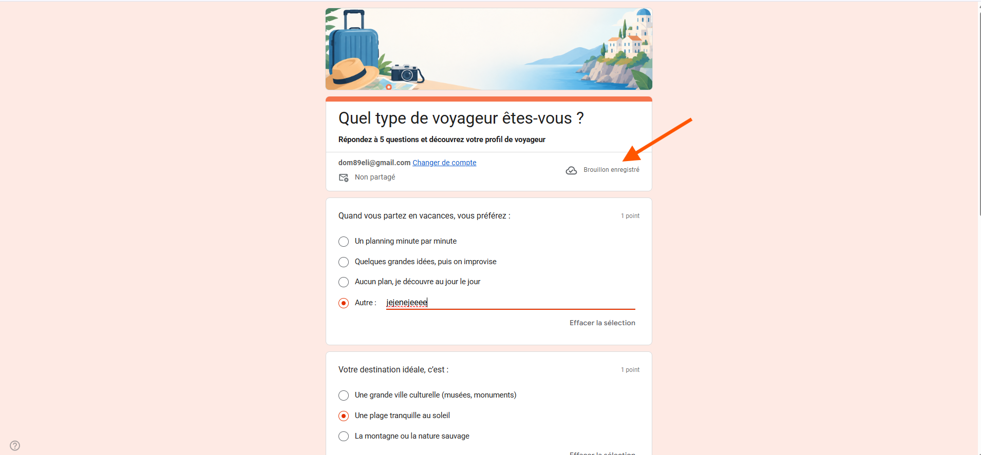 Capture d'écran du formulaire Google Forms rempli par le répondant avec une flèche vers la mention Brouillon enregistré