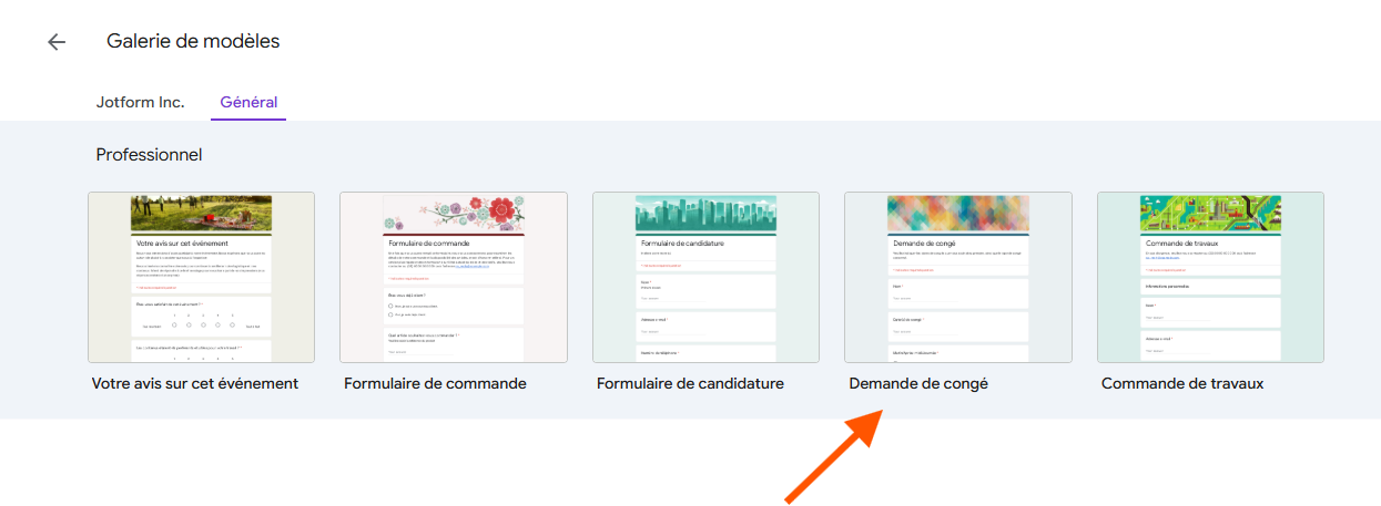 Capture de la galerie de modèles Google Forms avec un flèche vers le modèle Demande de congé 