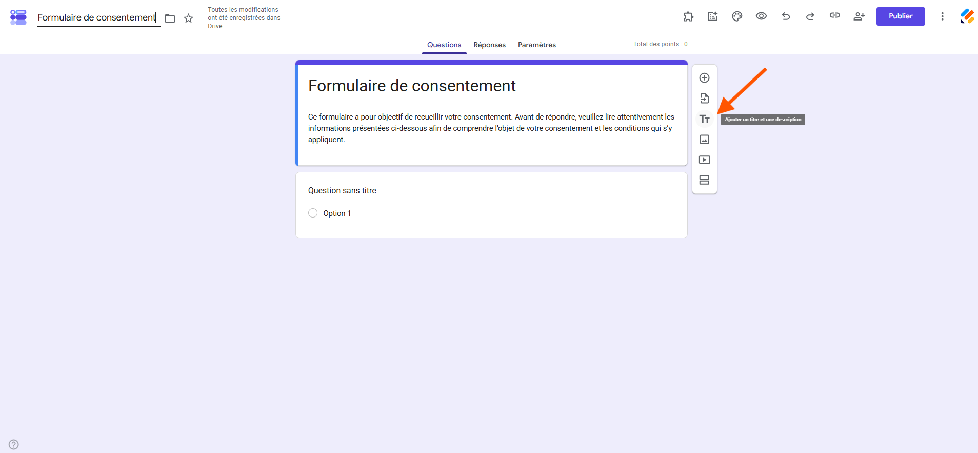 Capture d'écran d'un formulaire en création dans Google Forms avec une flèche vers l'option Ajouter un titre et une description