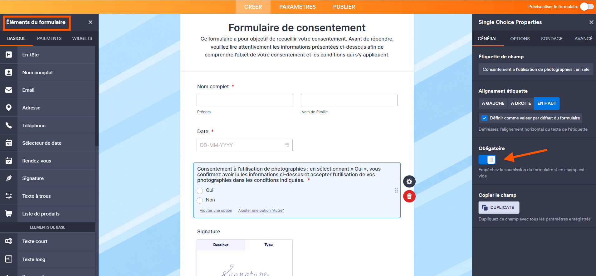 Capture d'écran du formulaire dans le Générateur de formulaires Jotform avec le volet Éléments du formulaire ouvert à gauche, des champs qui ont été ajoutés et une flèche vers Obligatoire qui est activé dans le volet Propriétés du champ Choix unique
