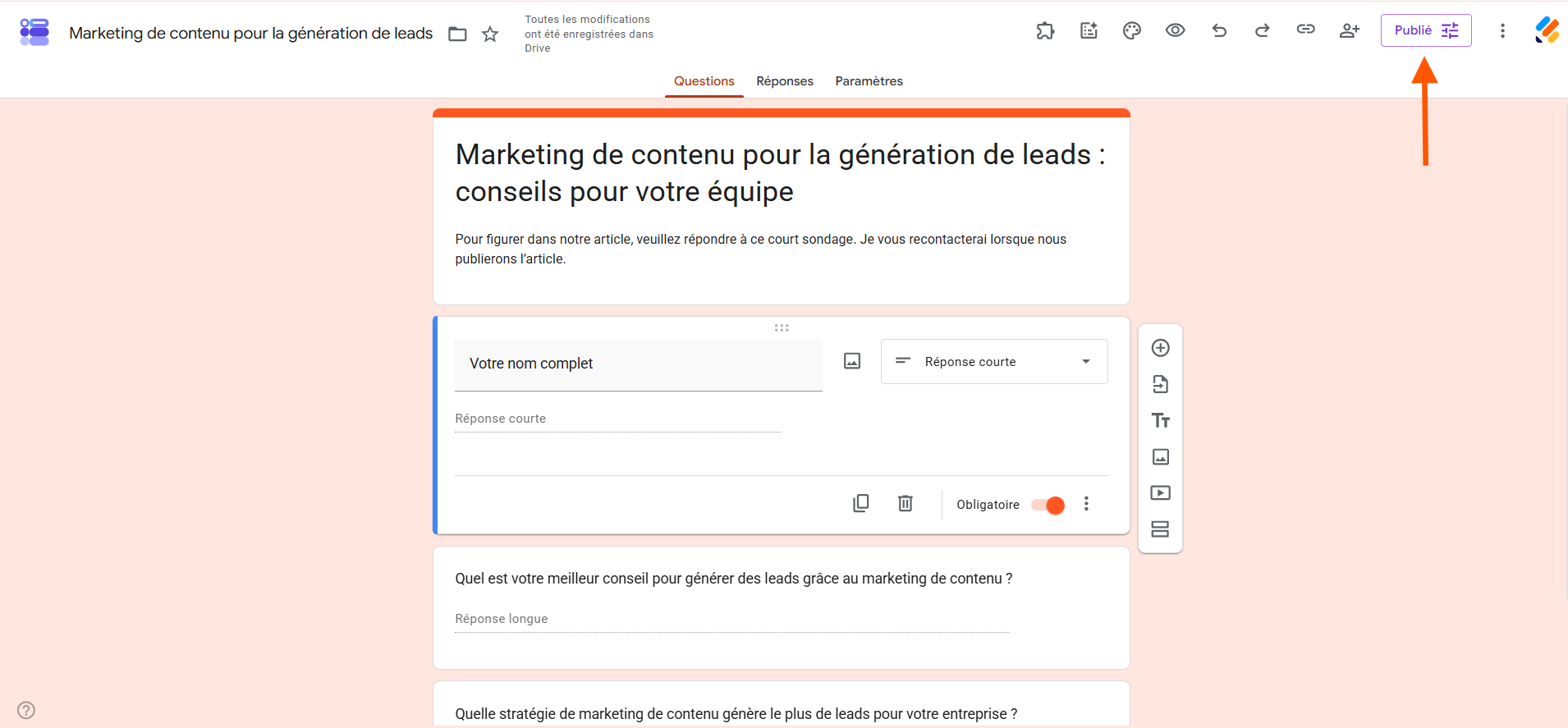 Capture d'écran d'un formulaire dans Google Forms avec une flèche vers Publié