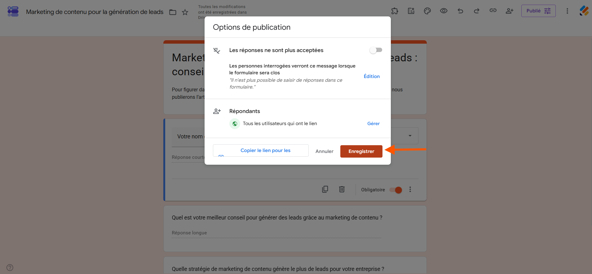 Capture d'écran de la fenêtre Options de publication dans Google Forms montrant Les réponses ne sont plus acceptées et une flèche vers Enregistrer