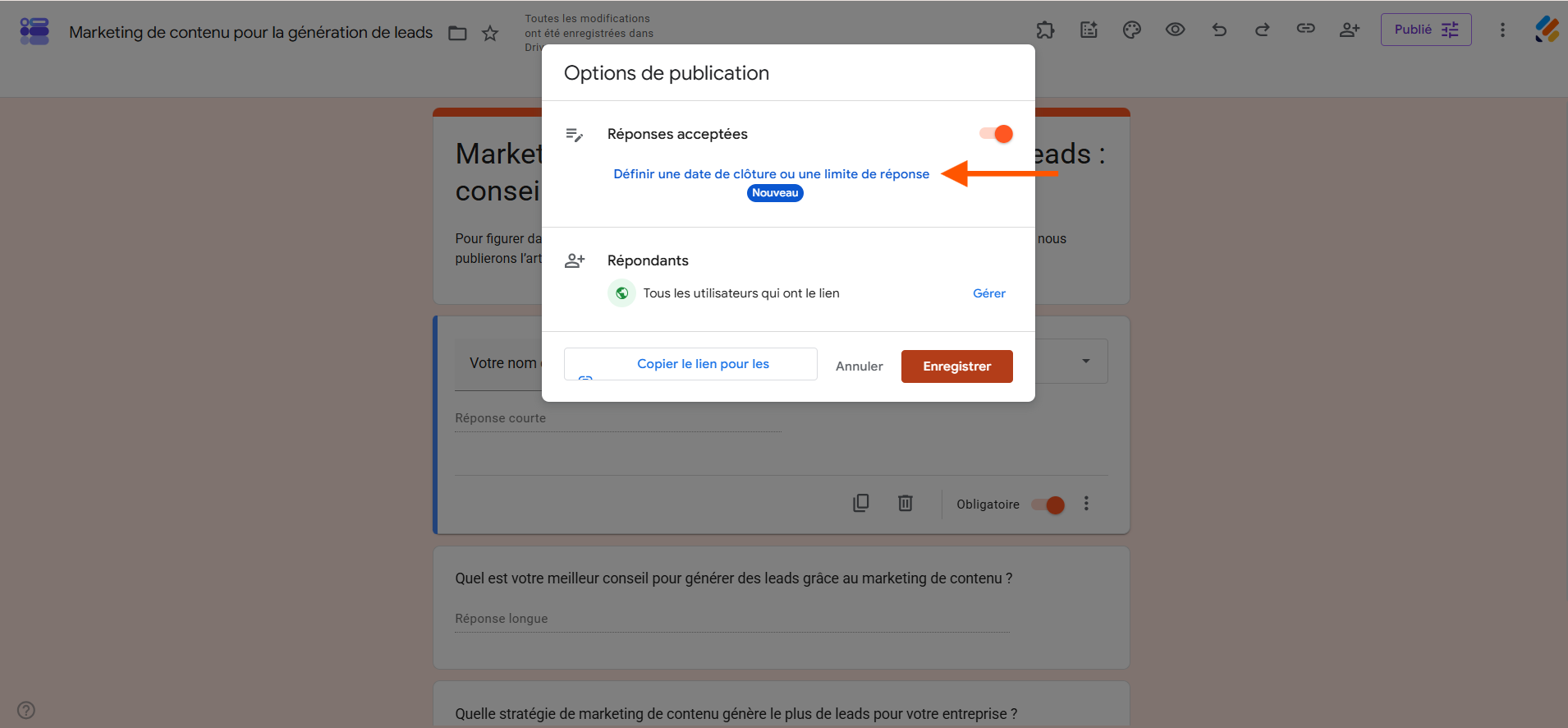 Capture d'écran de la fenêtre Options de publication dans Google Forms avec une flèche vers Définir une date de clôture ou une limite de réponse