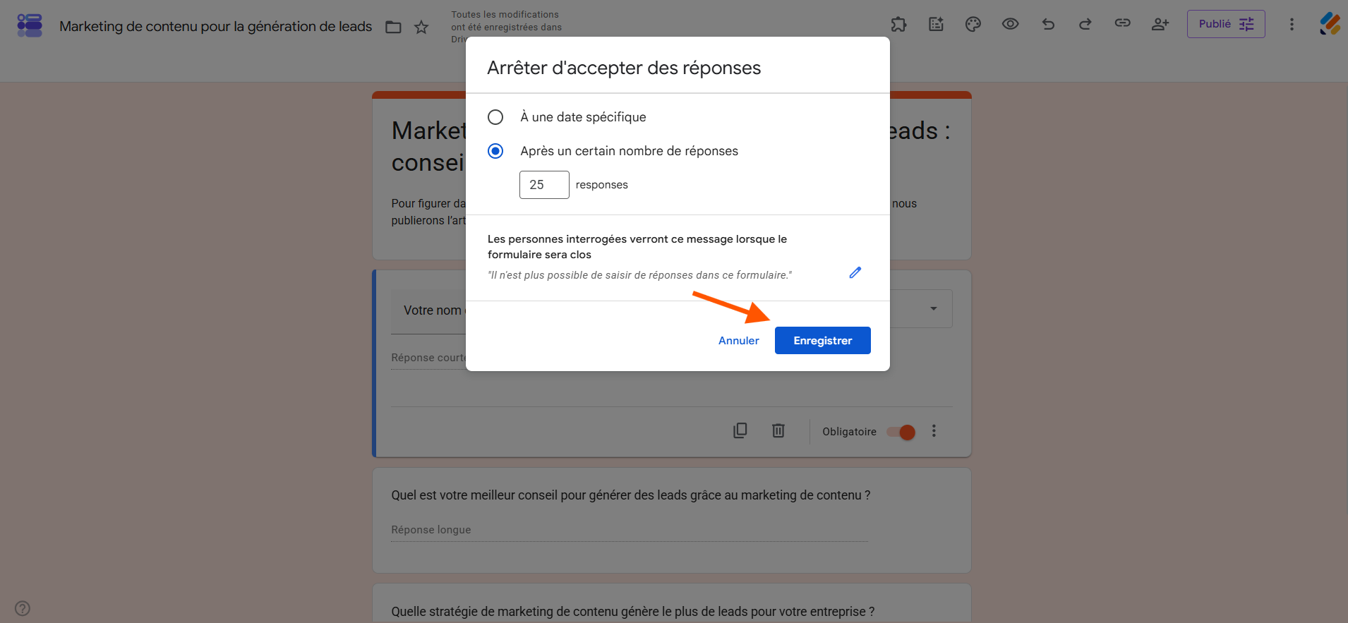 Capture d'écran de la fenêtre Arrêter d'accepter des réponses dans Google Forms avec une flèche pointant vers Enregistrer