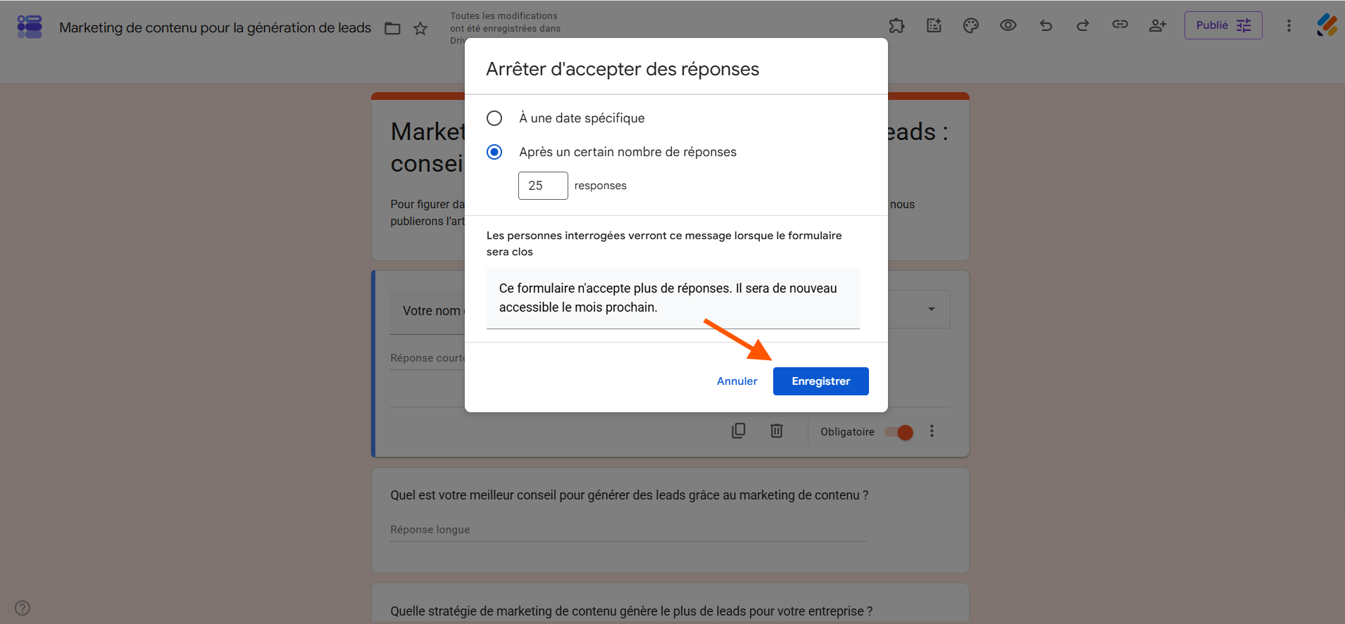 Capture d'écran de la fenêtre Arrêter d'accepter des réponses dans Google Forms avec une flèche pointant vers Enregistrer