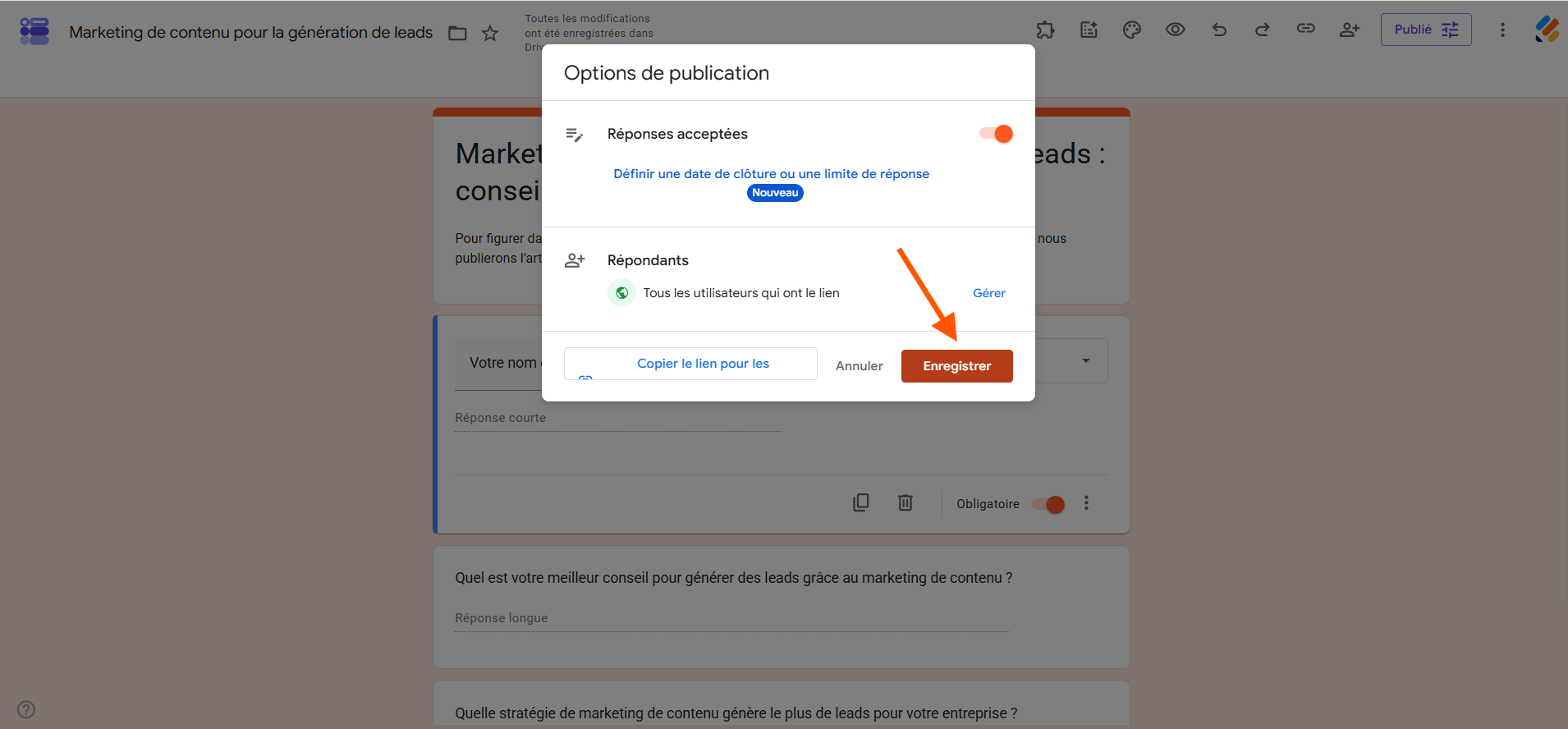 Capture d'écran de la fenêtre Options de publication dans Google Forms avec une flèche vers le bouton Enregistrer