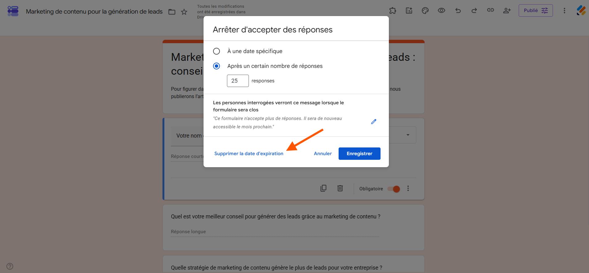Capture d'écran de la fenêtre Arrêter d'accepter des réponses dans Google Forms avec une flèche vers Supprimer la date d'expiration