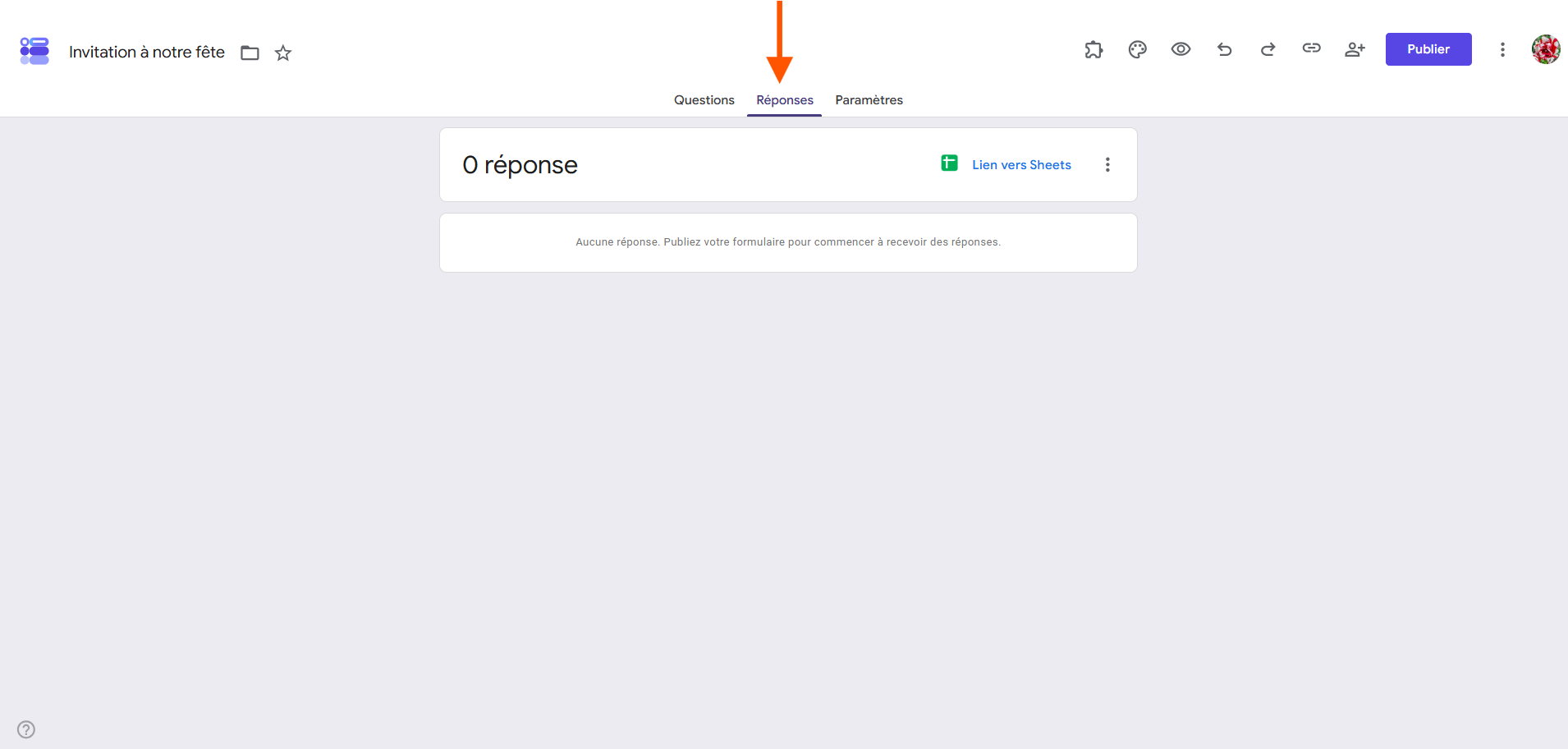 Capture d'écran du formulaire Google Forms avec une flèche pointant sur l'onglet Réponses
