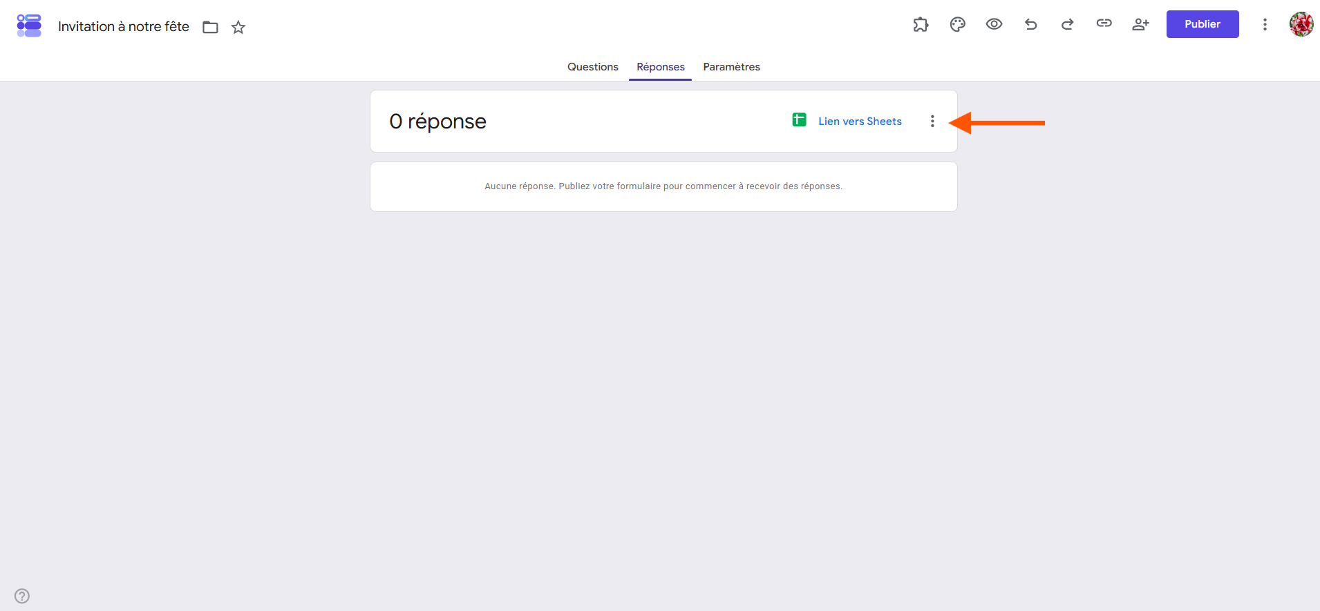 Capture d'écran avec une flèche pointant sur les trois points verticaux dans l'onglet Réponses de Google Forms