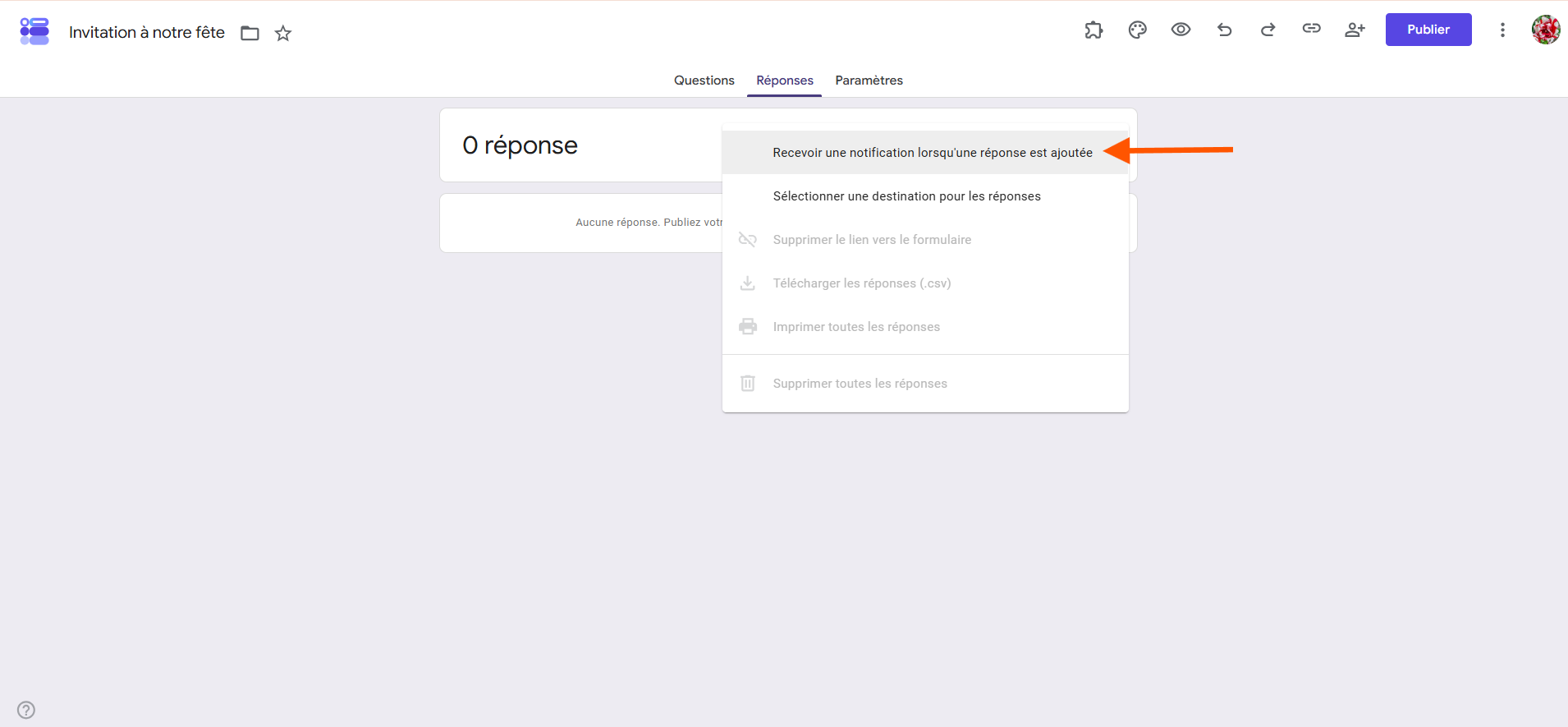 Capture d'écran avec une flèche pointant sur Recevoir une notification lorsqu'une réponse est ajoutée dans l'onglet Réponses de Google Forms