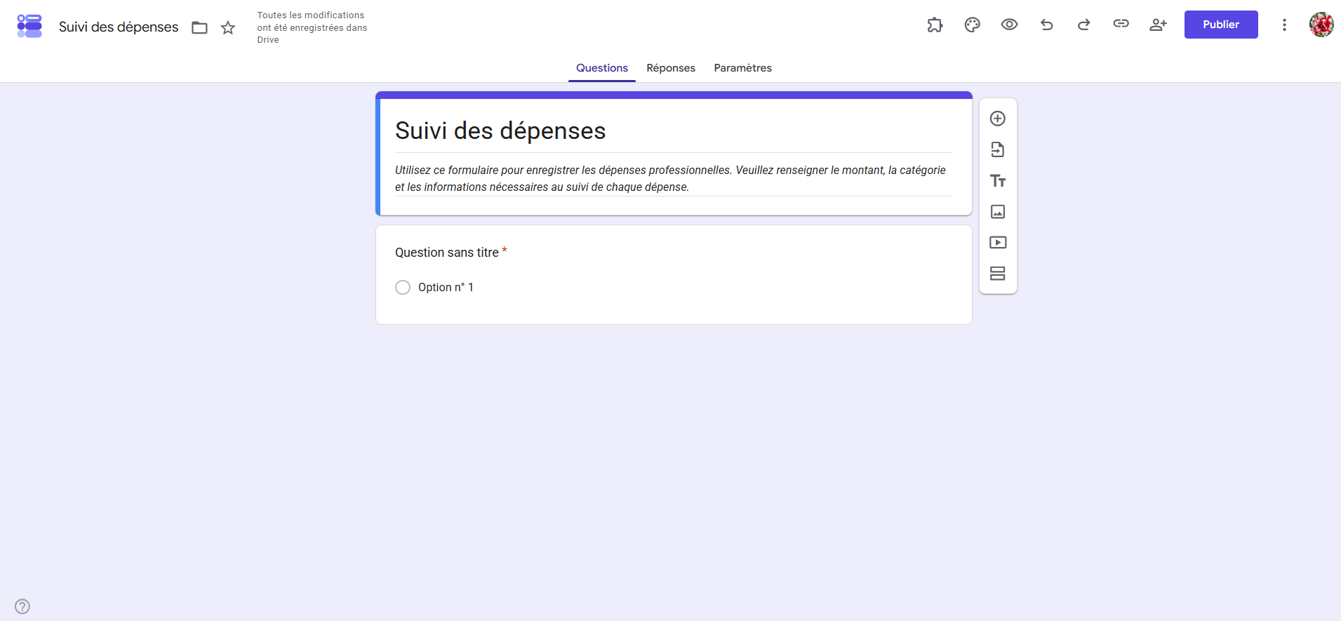 Capture d'écran d'un formulaire Google Forms intitulé « Suivi des dépenses » avec une description et la question sans titre par défaut