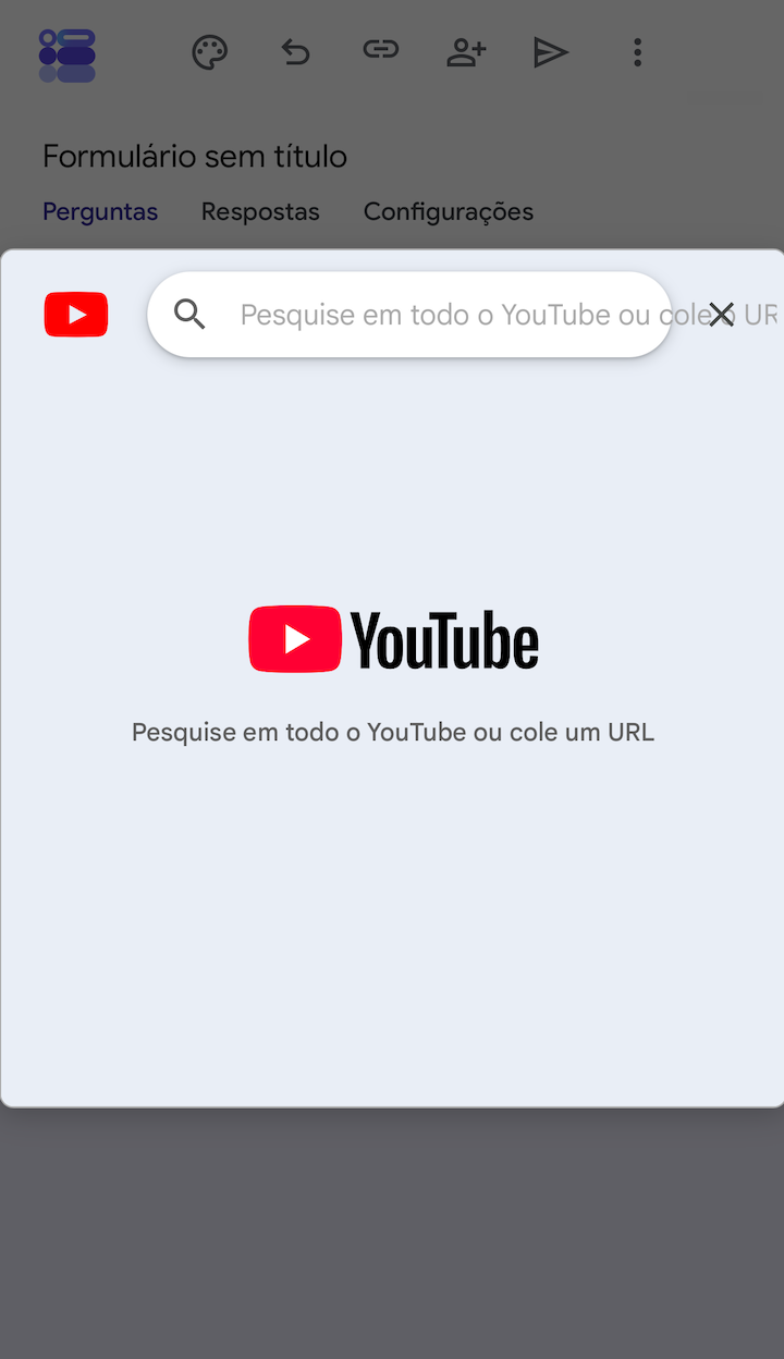 Captura de tela de um formulário do Google no iPhone mostrando a interface para incorporar um vídeo do YouTube