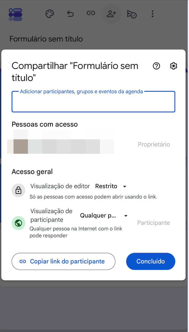 Formulário Google exibido em um iPhone com um banner decorativo e campos de texto formatados para um formulário de feedback