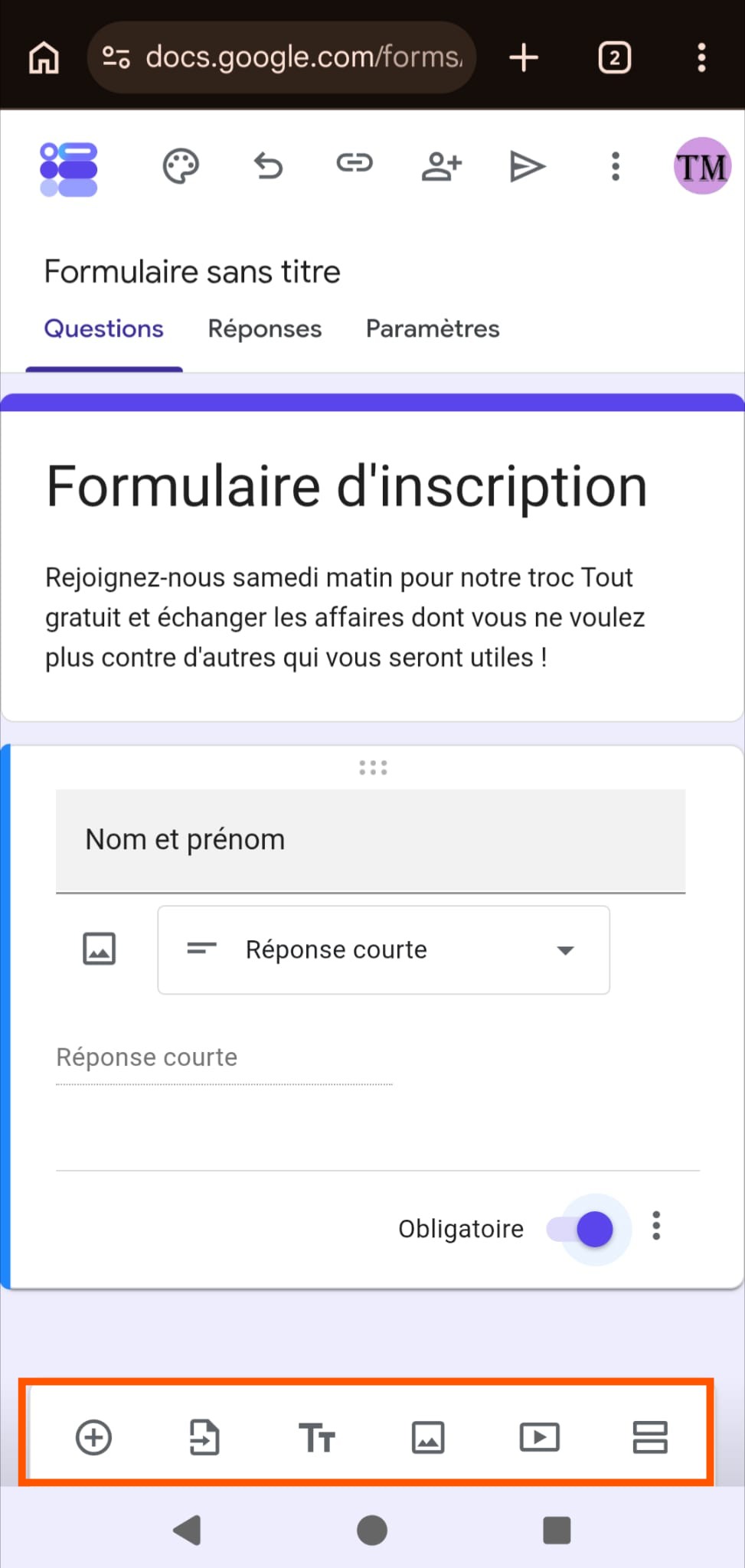 Capture d'écran d'un formulaire Google Forms sur un téléphone avec un titre, une description, une question courte Nom et prénom et un encadré autour des icônes du menu dans le bas de l'écran