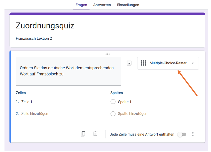 Screenshot desselben Google Formulars mit orangenem Pfeil, der auf Multiple-Choice-Raster zeigt