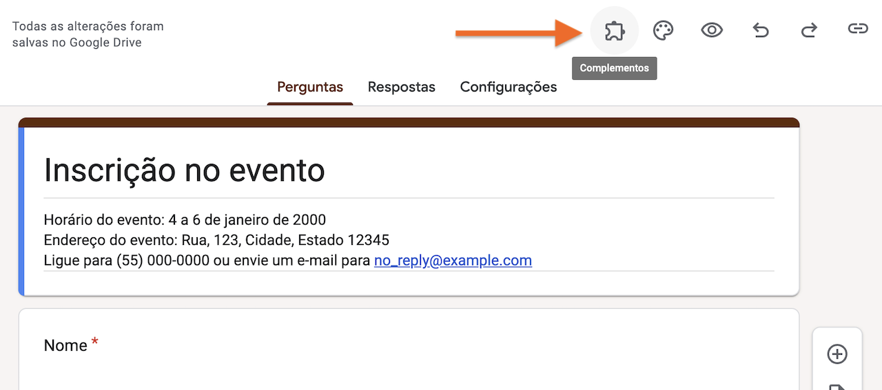 Captura de tela de um formulário do Google com uma seta apontando para o botão "Complementos", em forma de peça de quebra-cabeça