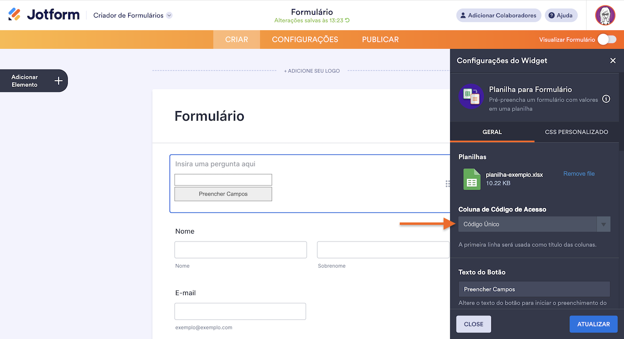 Captura de tela do Criador de Formulários Jotform com uma seta apontando para o menu suspenso "Coluna de Código de Acesso" no menu "Configurações do Widget"