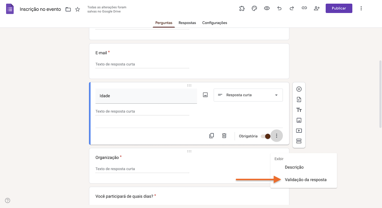 Captura de tela de uma pergunta no Formulários Google com setas laranjas indicando o menu suspenso com "Validação de respostas" destacado