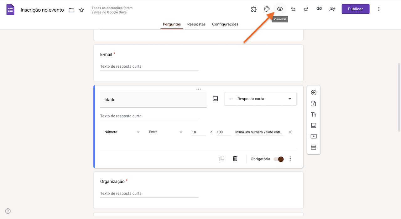 Captura de tela do construtor de formulários do Google com uma seta laranja apontando para o ícone de visualização