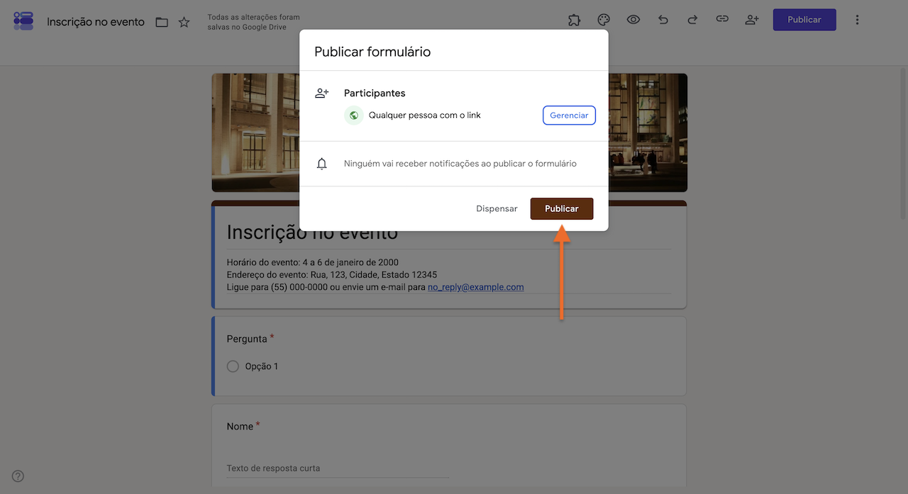 Janela de publicação do Formulários Google mostrando a opção para publicar o formulário, com uma seta destacando o botão "Publicar"
