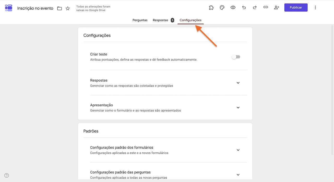 Formulários Google na aba "Configurações", com uma seta destacando a opção no menu superior