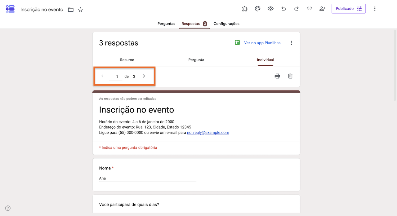 Aba "Individual" do Formulários Google exibindo uma resposta específica, com uma seta destacando as setas de navegação para alternar entre as respostas