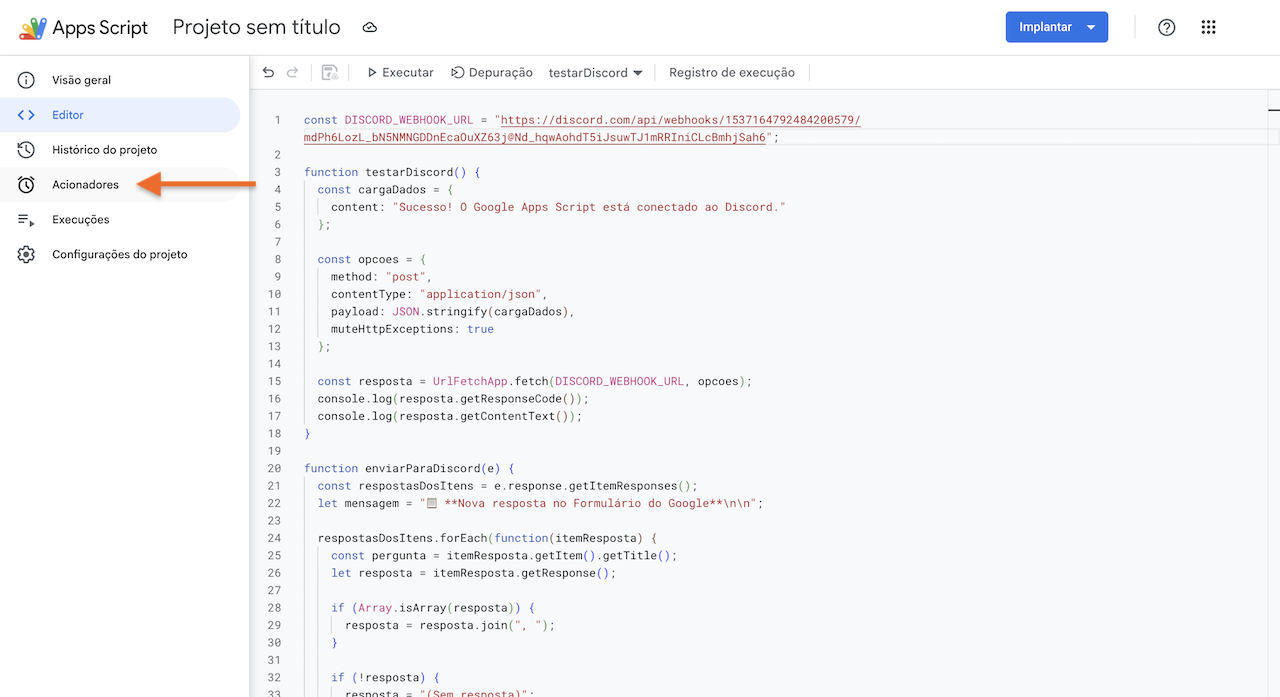 Interface do Apps Script com uma seta apontando para a opção "Acionadores" no menu lateral esquerdo