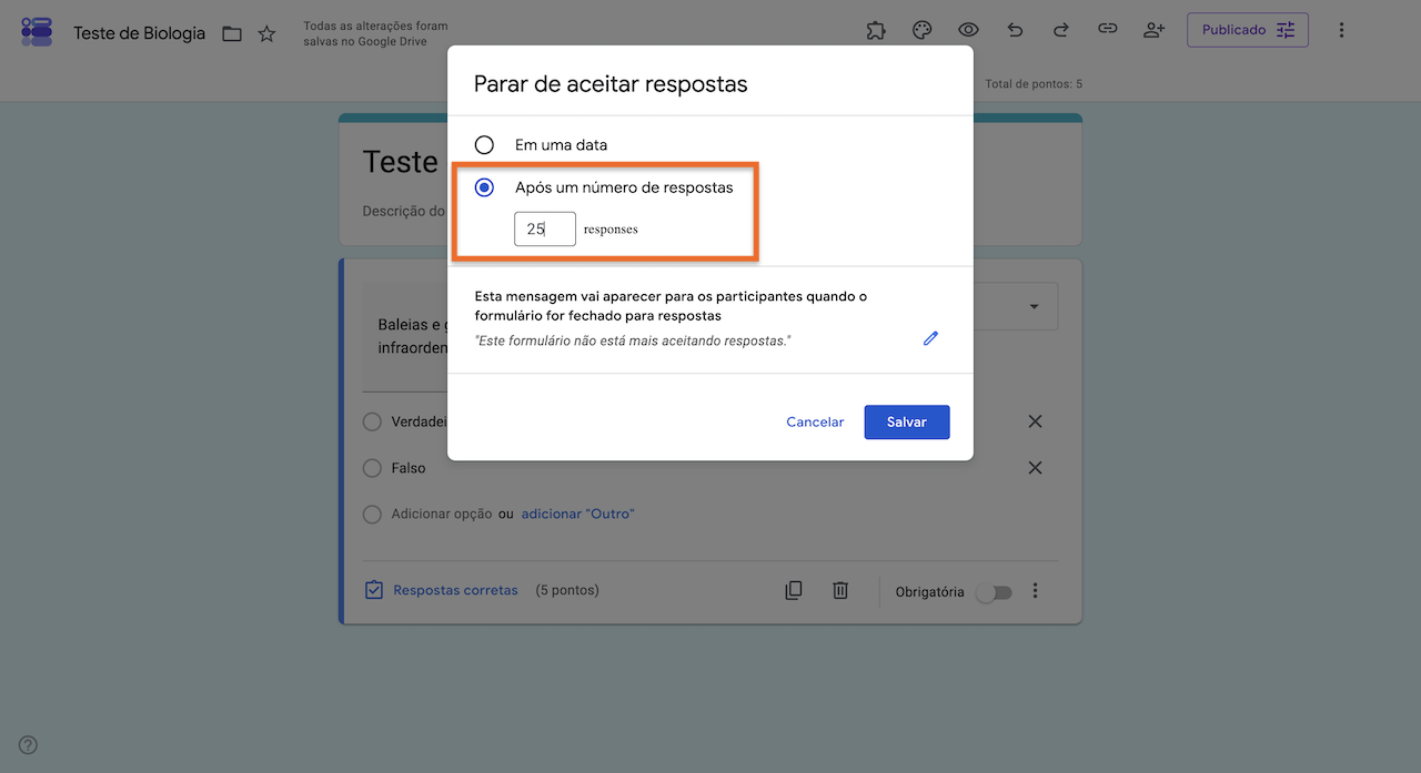 Janela "Parar de aceitar respostas" do Formulários Google, com a opção "Após um número de respostas" selecionada e o limite definido para 25 respostas