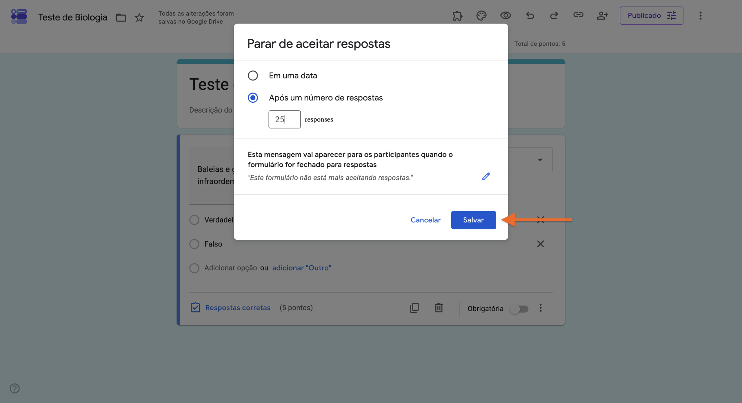 Janela "Parar de aceitar respostas" do Formulários Google, com o limite de 25 respostas definido e o botão "Salvar" destacado