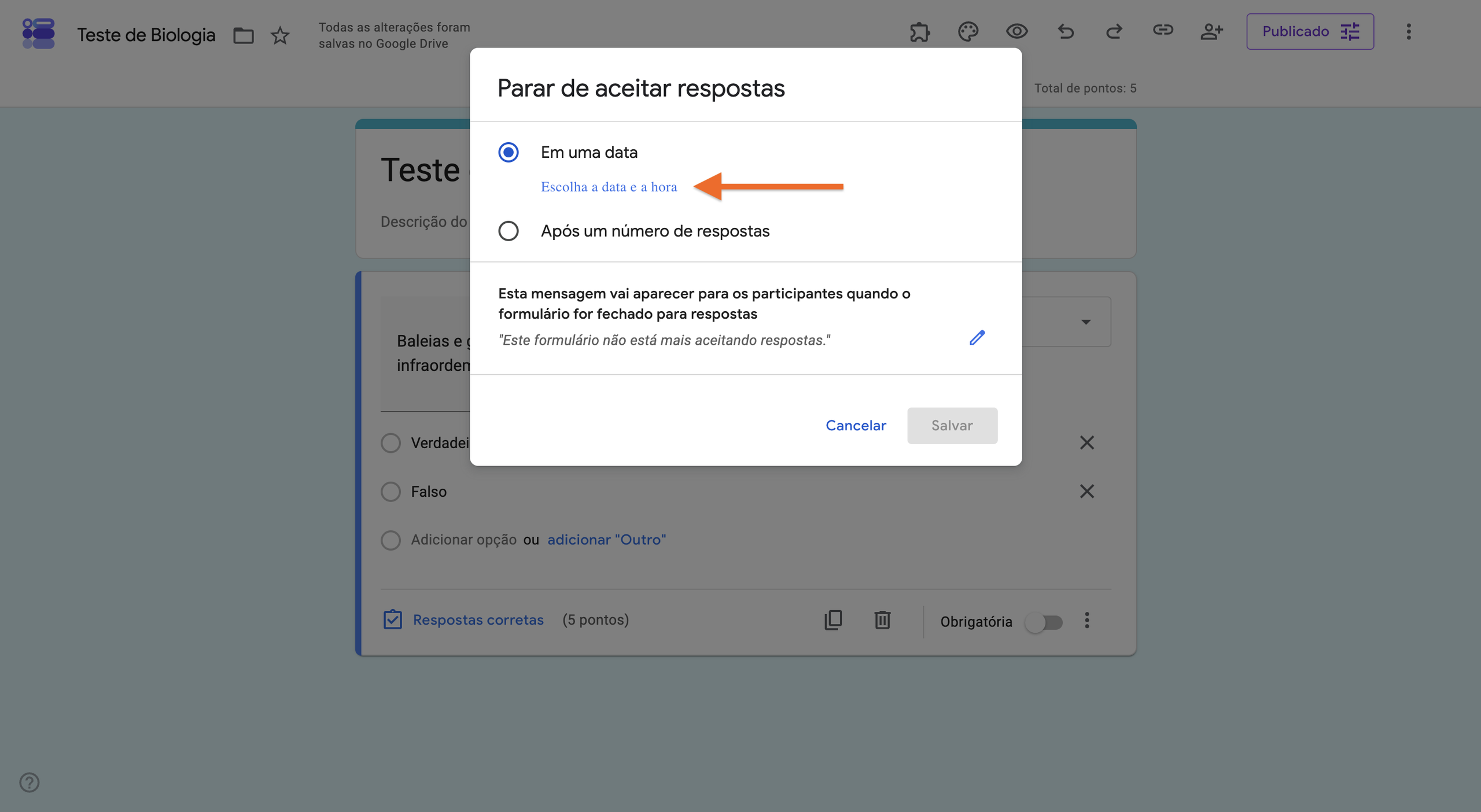 Janela "Parar de aceitar respostas" do Formulários Google, com a opção "Em uma data" selecionada e a opção "Escolha a data e a hora" destacada