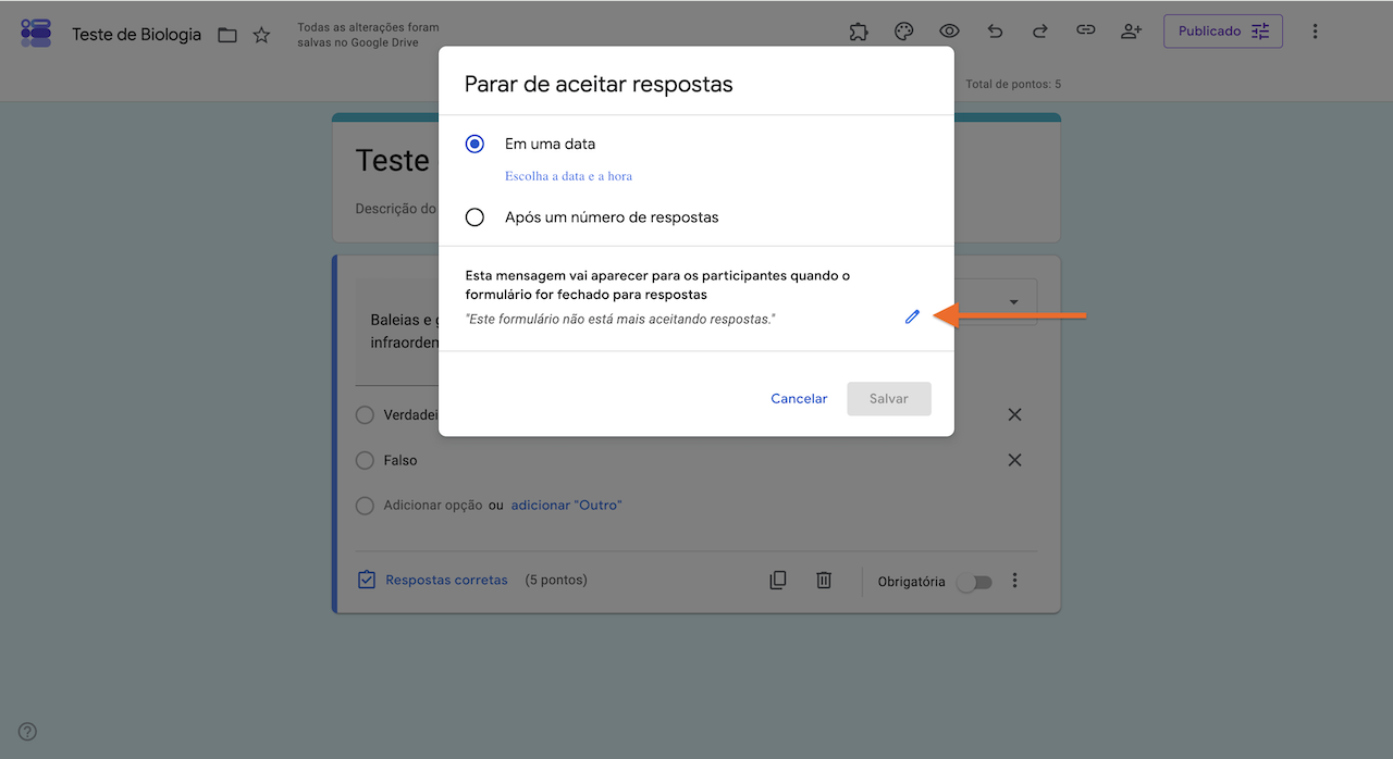 Janela "Parar de aceitar respostas" do Formulários Google, com a opção "Em uma data" selecionada e o ícone de edição da mensagem exibido à direita