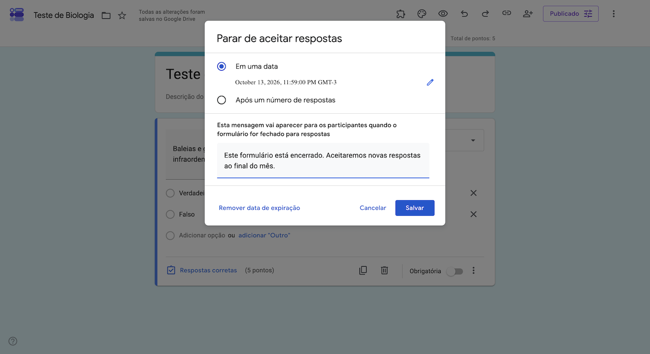 Janela "Parar de aceitar respostas" do Formulários Google, mostrando uma data de encerramento definida e uma mensagem personalizada para os usuários que acessarem o formulário após o fechamento