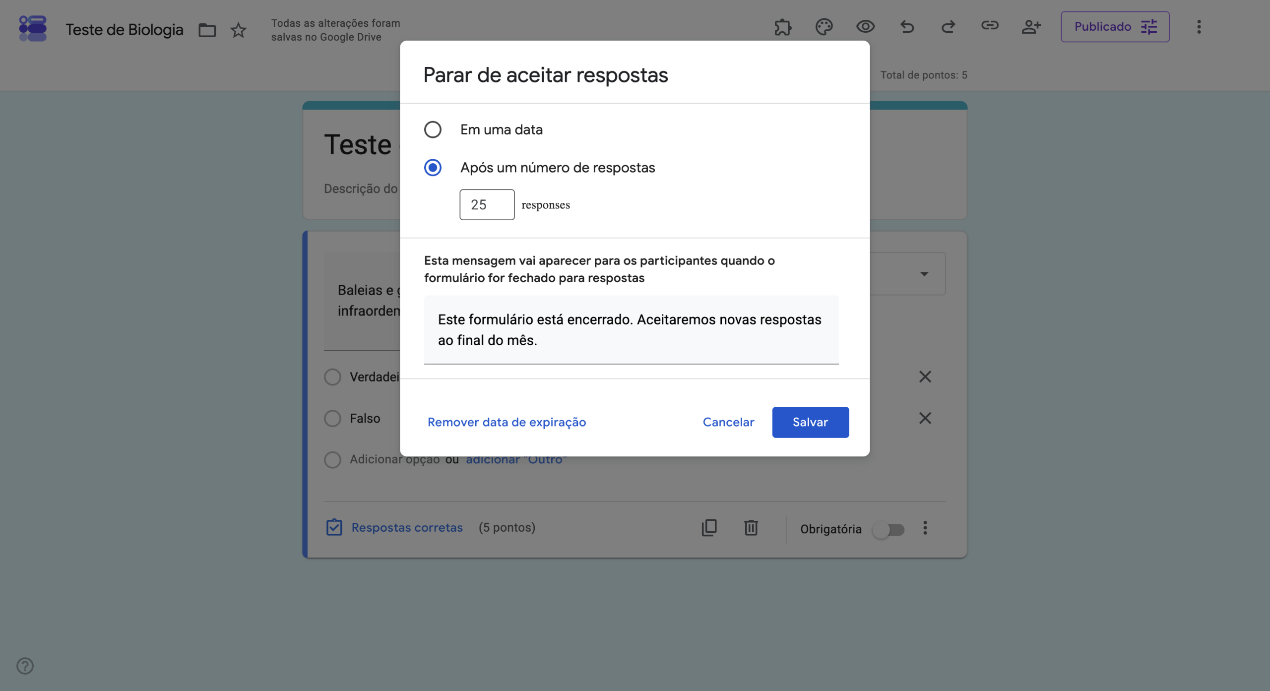Janela "Parar de aceitar respostas" do Formulários Google, com o limite definido para 25 respostas e uma mensagem personalizada exibida quando o formulário for encerrado