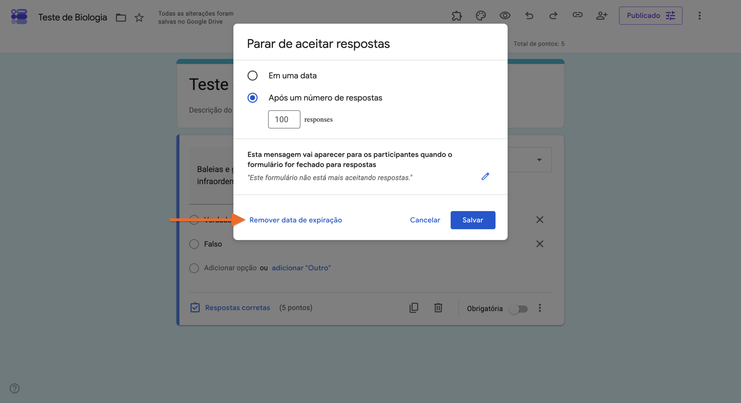 Opção "Remover data de expiração" destacada na janela "Parar de aceitar respostas", após definir o limite de 100 respostas