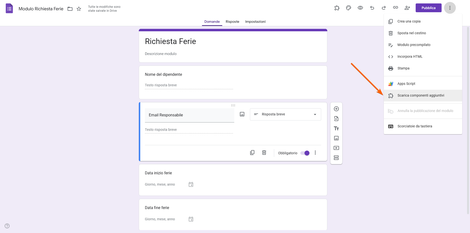 Screenshot che mostra il menu altro aperto e una freccia che indica la voce Scarica componenti aggiuntivi su Google Forms